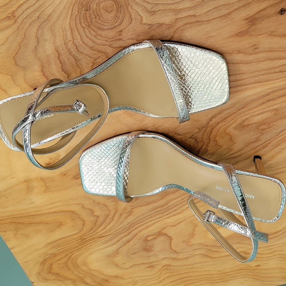 MICHAEL KORS Liana Sandal SILVER 7 (New) - Picture 3 of 8